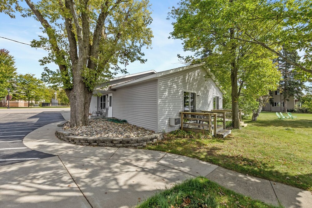 The Lakeview Motel