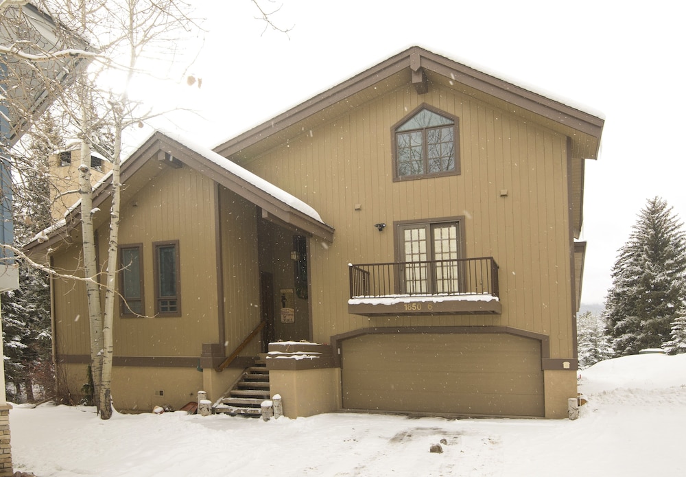 Alpine Creek #6 4 Bedroom Home by RedAwning