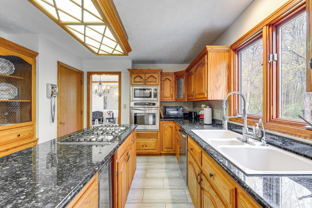 Bike, Fish, Golf & More: Stately Tudor in Mogadore