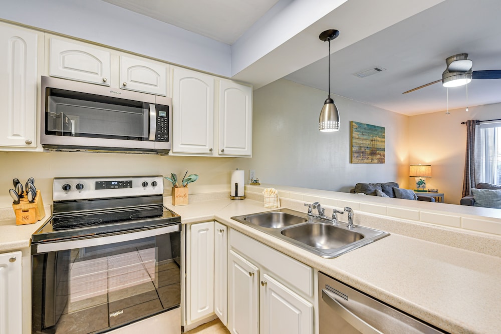 < Half-mi to Beach: Quaint Destin Condo