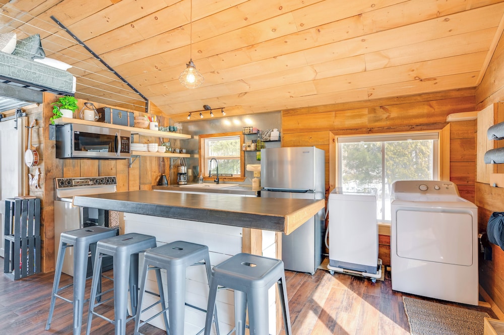Hike, Fish & Boat: Waterfront Cabin in Ryegate!