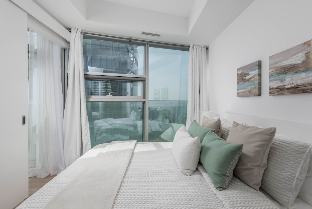 Elegant condo with stunning lake & views - Image 3