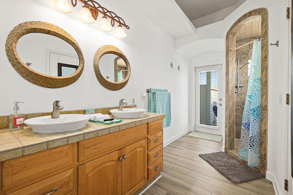 Perfect Beach House 2min Walk With Heated Pool and Hot Tub 4 bed 3 Bath With Pet Friendly