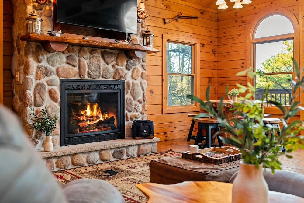 Deer Haven Cabin by Avantstay Waterfront Dock Firepit