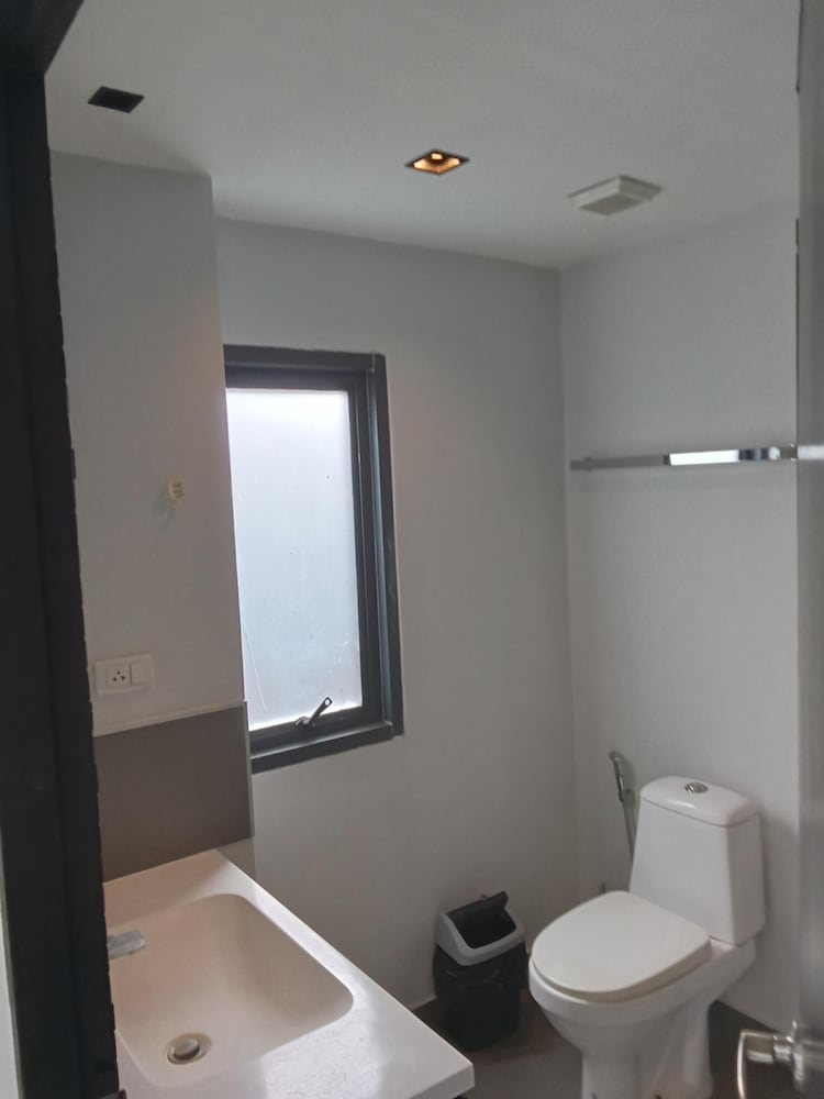 Large Corner Apt-1BR T1 207