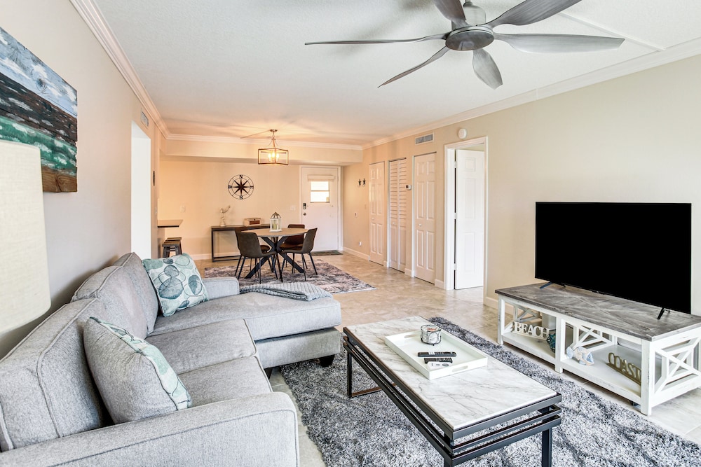8 Mi to Beach: Modern Condo in Fort Myers!