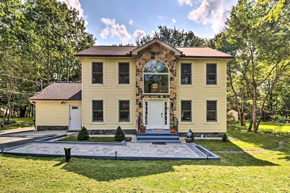 Game Room & Yard: Family Paradise in Pocono Summit view 2