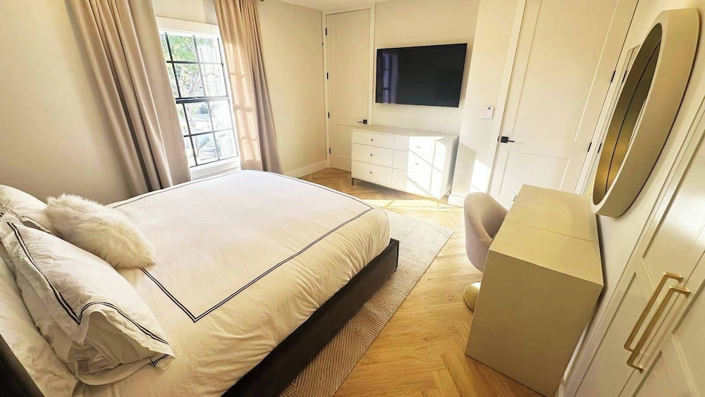 New 5 Bedroom Modern Villa on Golf Course