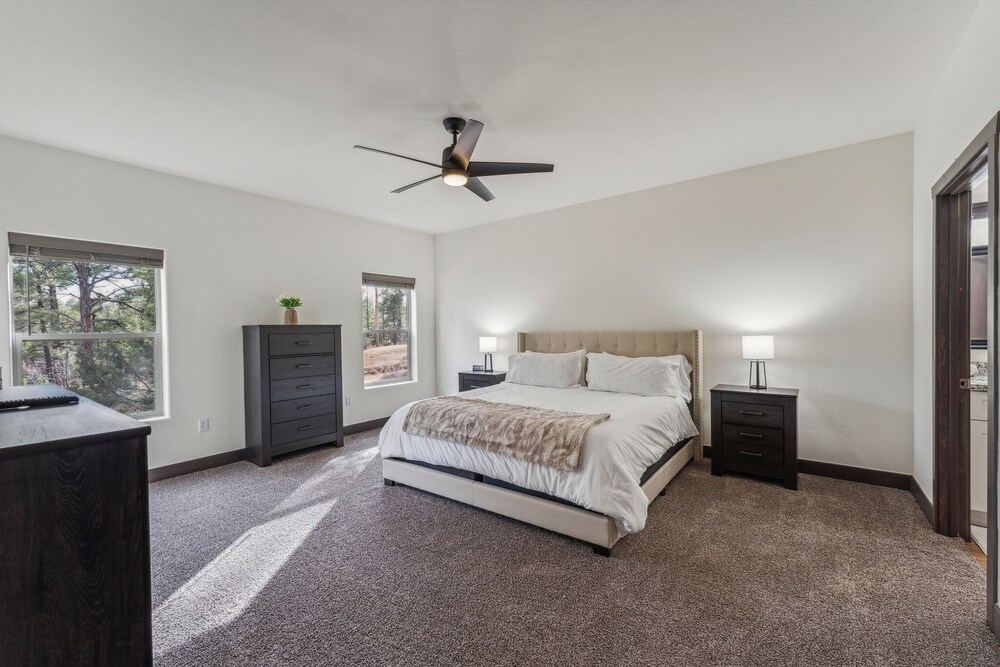 Scenic Golf Retreat With Modern Comforts & Fireplace 4 Bedroom Townhouse