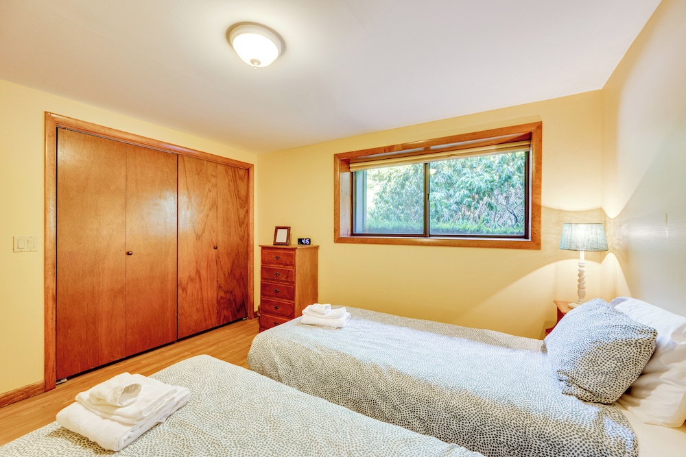 Near Skiing & Hiking! North Conway Gem w/ Balcony