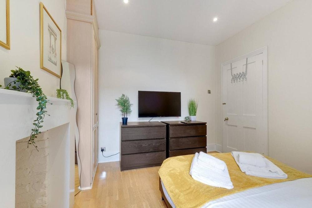 Cozy Fulham Retreat With Private Entrance & Hot Tub