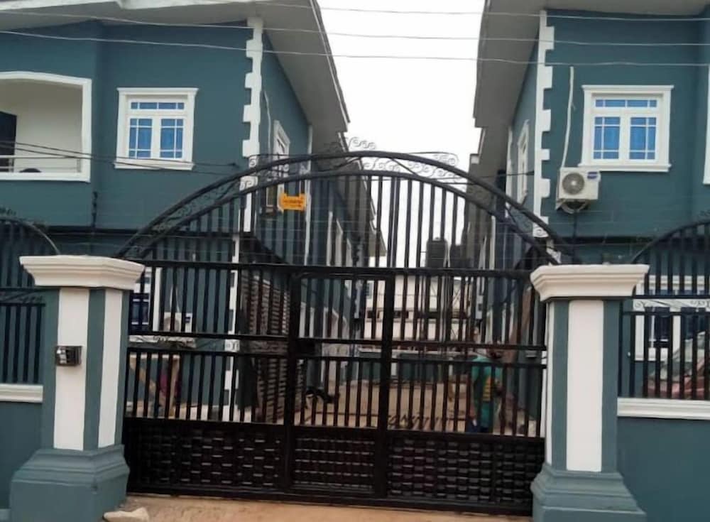 De Palatial Hotel and Apartments