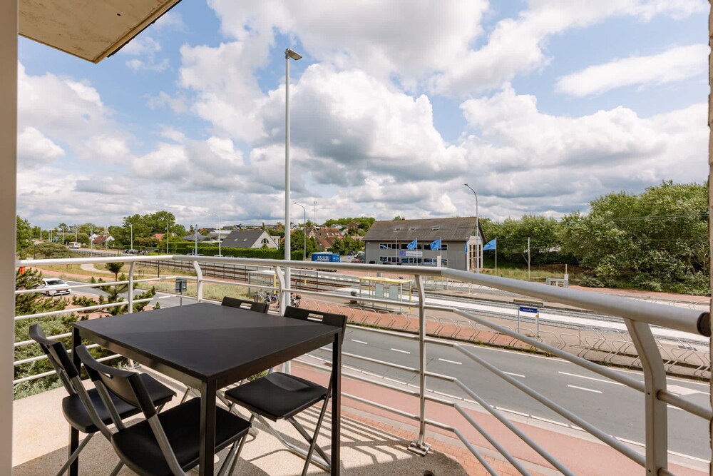 Huswell - Family Apartment With Balcony Near Coast