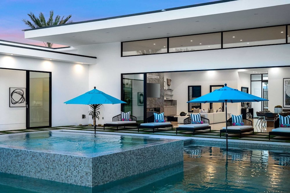 Sleeps 20 Spacious Retreat Pool & Hot Tub Retreat Bravo Villa #4 by Avantstay