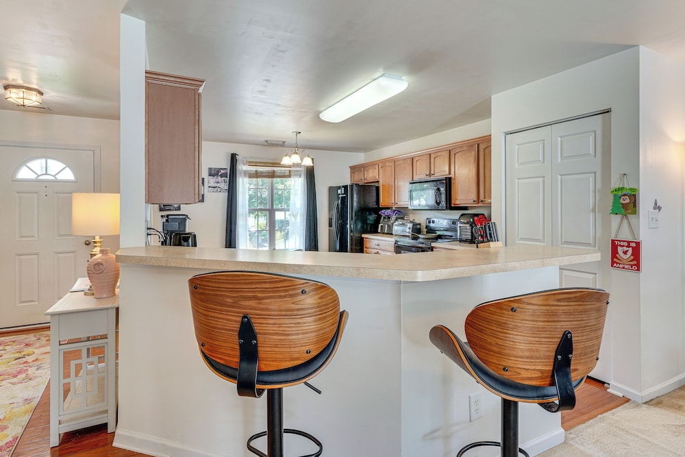 6 Mi to Dtwn Raleigh: Townhome w/ Fenced Patio!