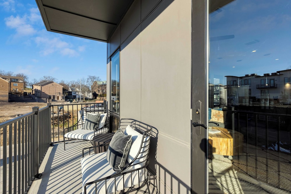 Sleeps 42 7 Modern Midtown Apartments w/ Gym + Pool Walkable to Shops & Eats