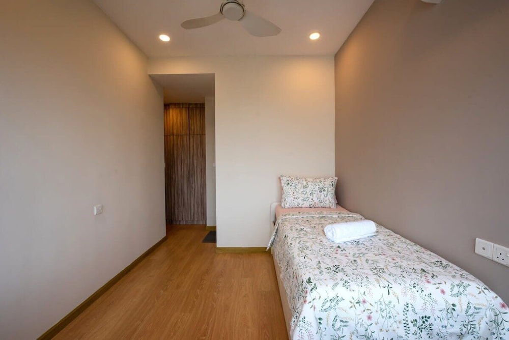 Comfy 3BR Apt in Danga Bay, Free Parking, Sea View