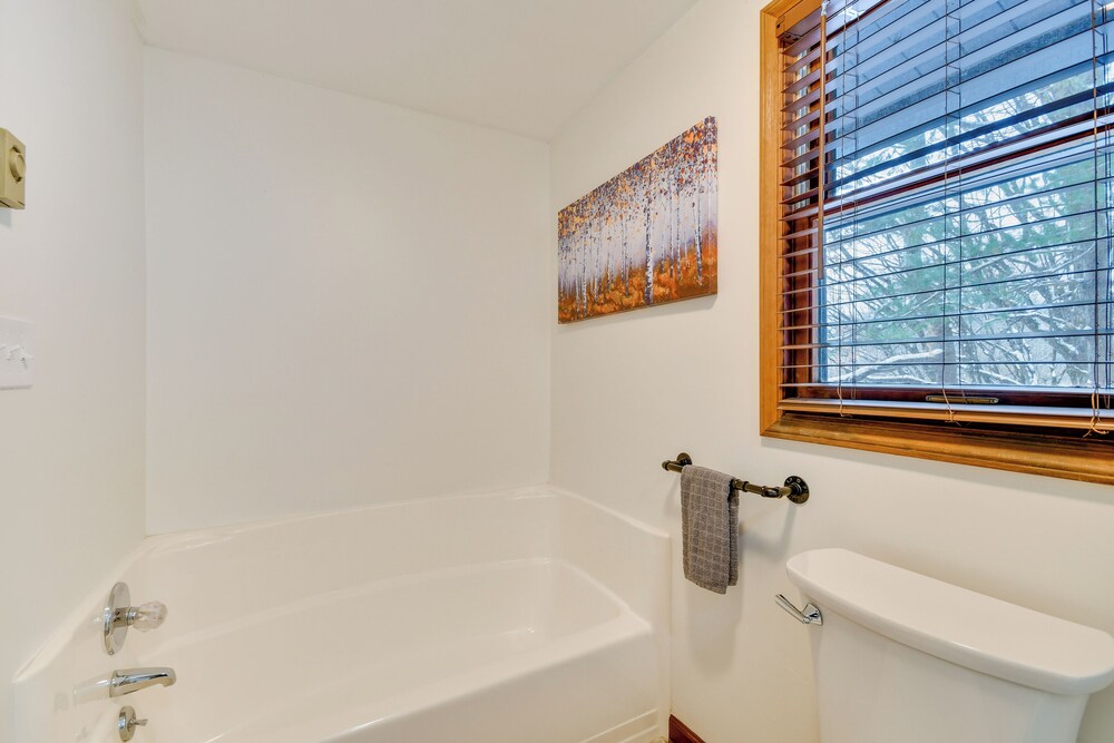 6 Mi to Skiing: Home w/ Hot Tub in Seven Devils!