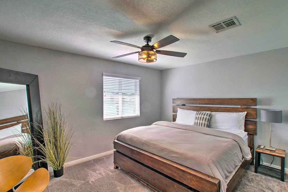 Charming Phoenix Home w/ Patio ~ 3 Miles to Dtwn! view 5