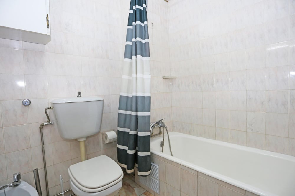 B82 - Albinos Flat in Lagos