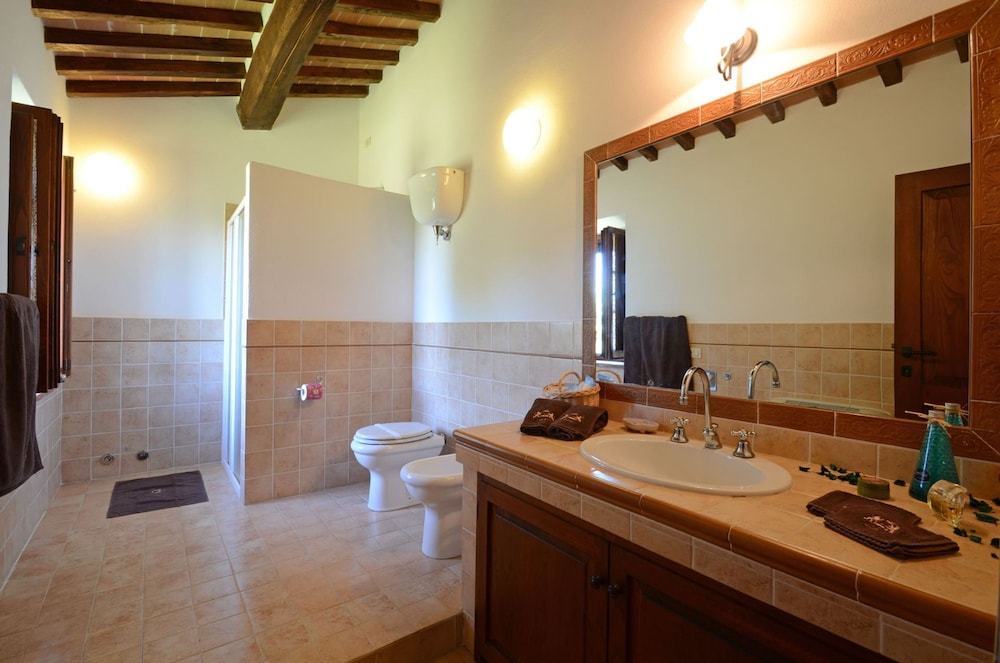 Podere Baiocco Sleeps 22 People 2 Private Pools Walking Distance to Town-podere Baiocco