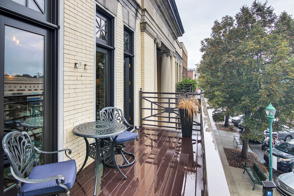Modern Dtwn Condo w/ Balcony in Hendersonville