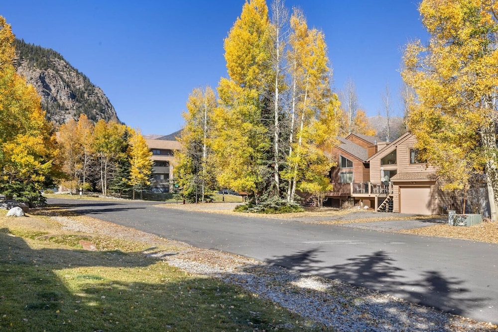 Mountainside 523 3 Bedroom Home by RedAwning