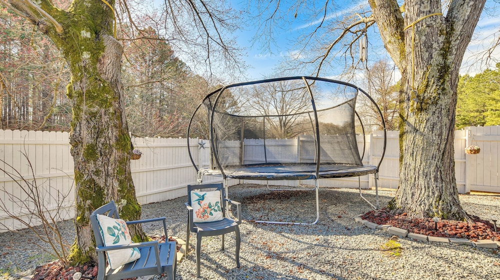 9 Mi to Downtown: Sanford Home w/ Hot Tub