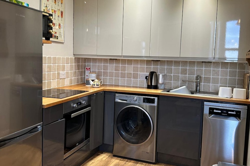 Stunning 1-bed Flat W/seaview, Garden Pet Friendly