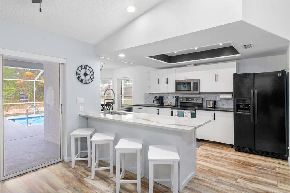 Spring Hill, 4 Bedroom, Pool & Golf Course!