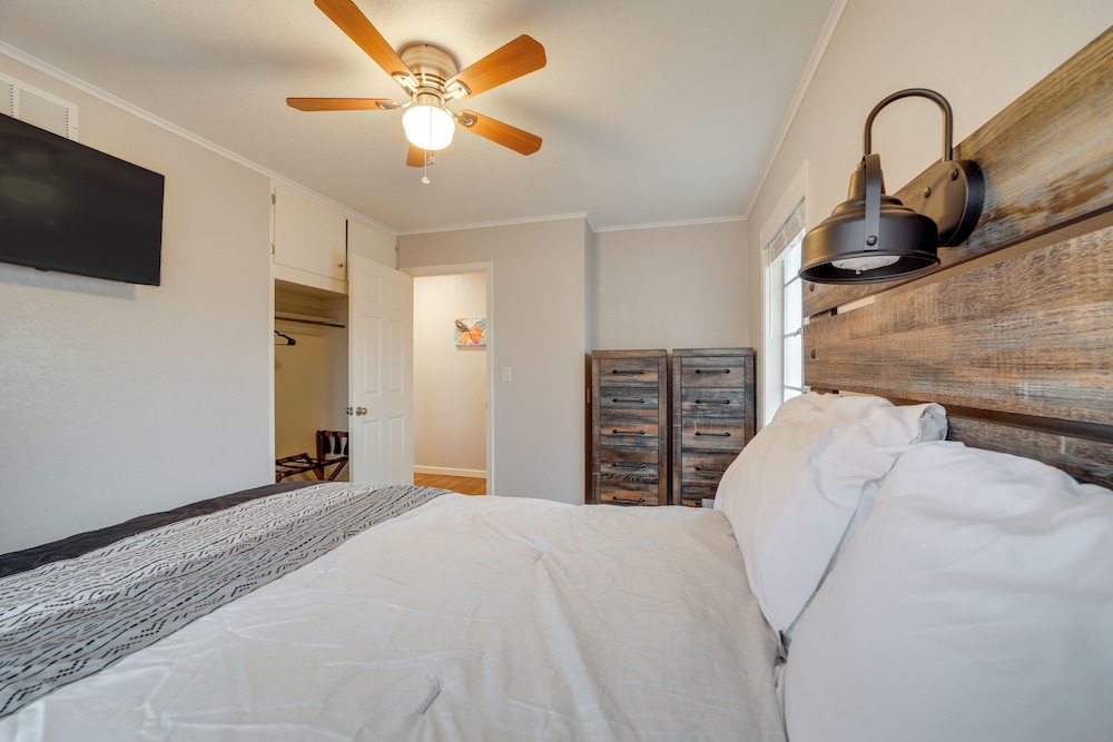 6 Mi to Dtwn: Dog-friendly Home w/ Yard in Tulsa