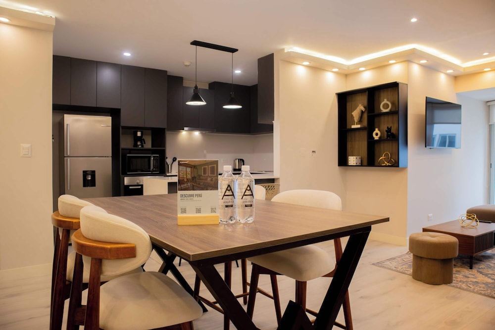 w Bright 3BR w Balcony in Vibrant Miraflores