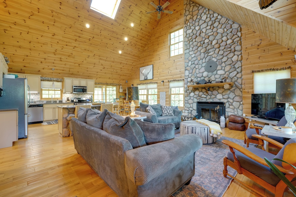 1 Mi to Public Beach: Port Austin Cabin w/ Hot Tub