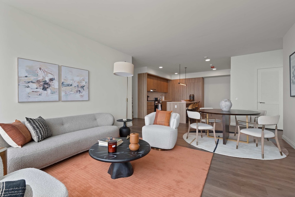 60 Fl Lake View Apt An Urban Oasis in the Sky