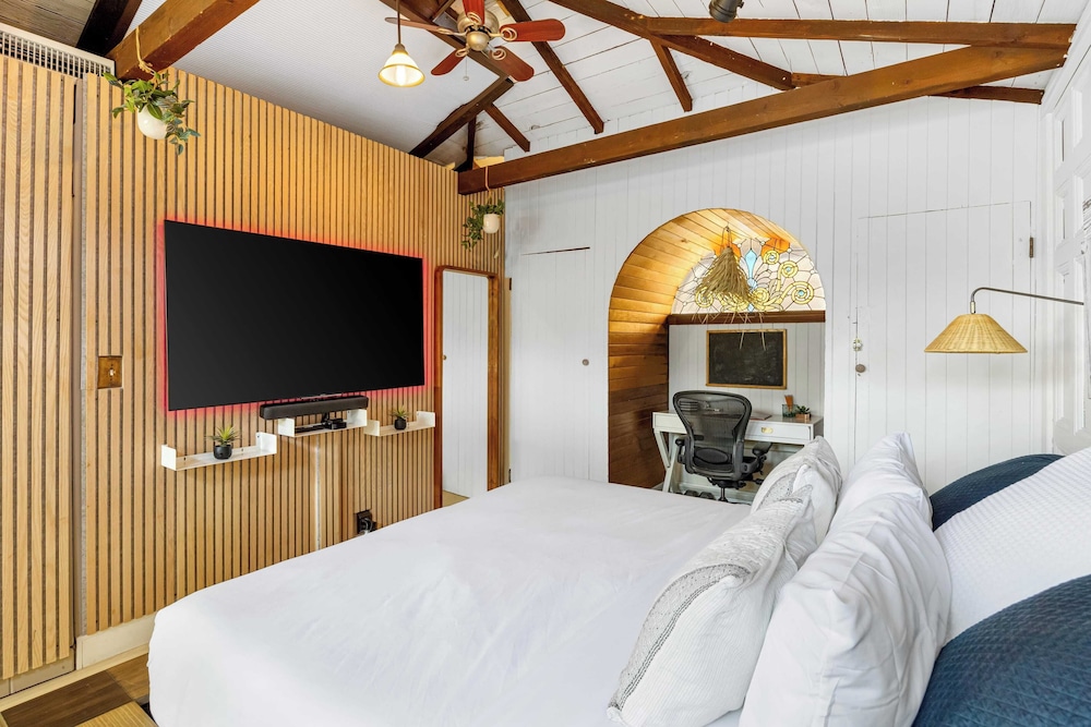 Chic LA Hideaway w/ Soaking Tub, Firepit Lounge & Tranquil Backyard