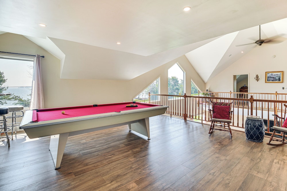 Grill Out, Play Pool: Huge Home on Lake Champlain!