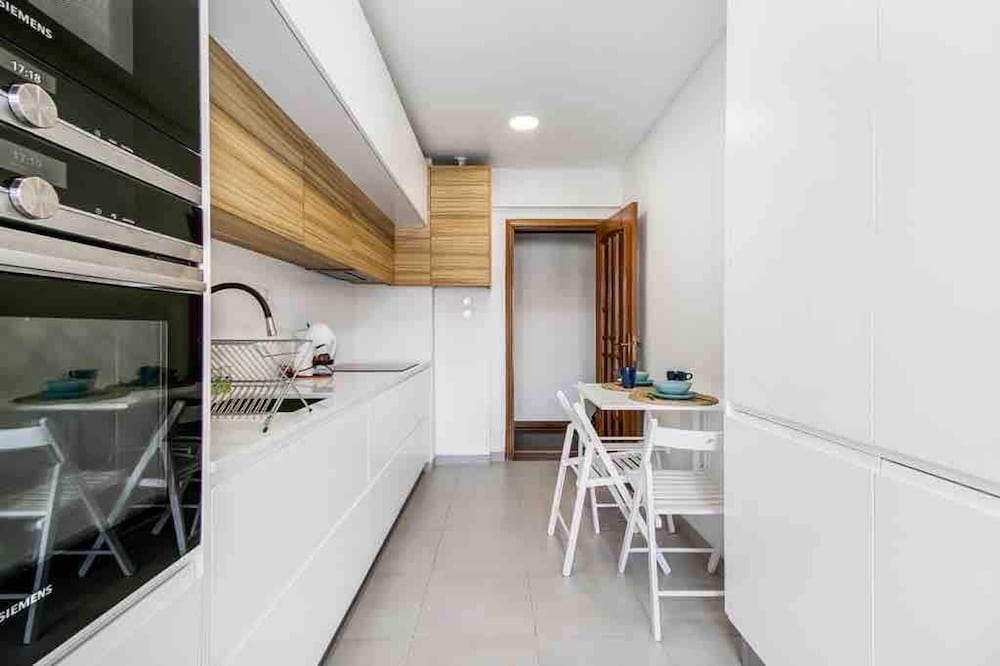 Bright Flat by Carcavelos Beach With Fast Wi-fi
