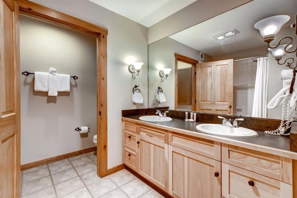 River Run Village 2 Bedroom Condo - 100 yards to slopes, Pool, Hot Tub Access
