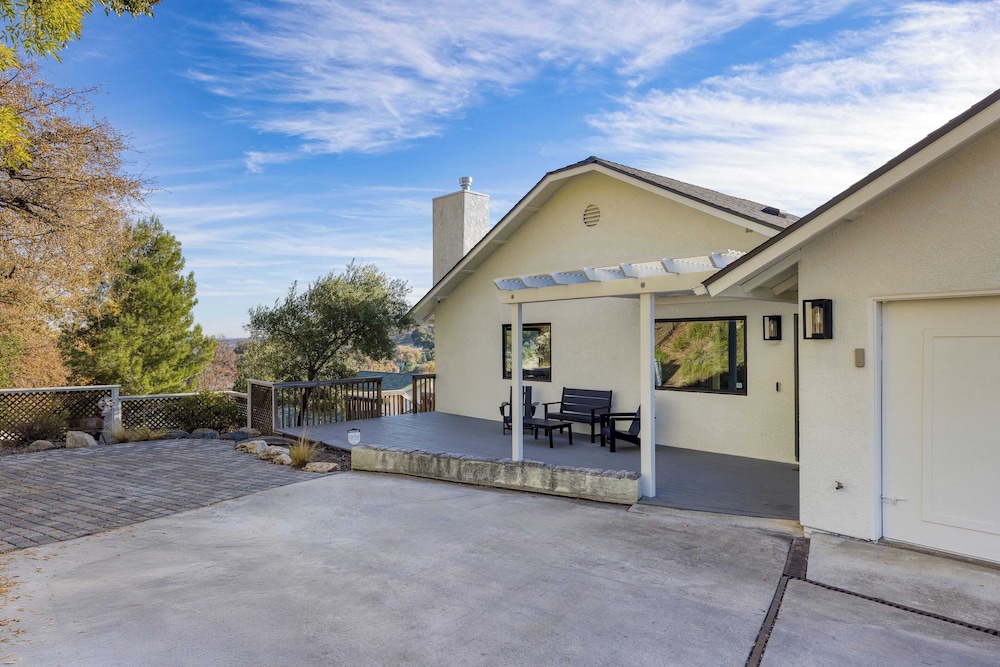 Terrace Hill Modern Paso Robles Escape Near Wineries, Dining, and Hot Springs