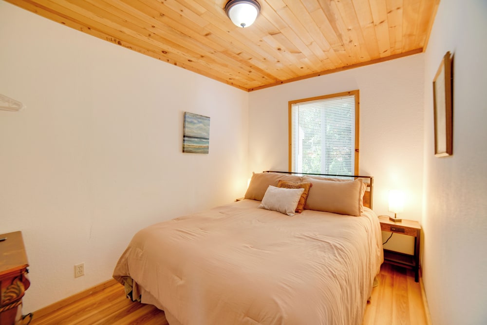 Golf, Hike, Sip Wine: Cobb Mountain Cabin w/ Patio