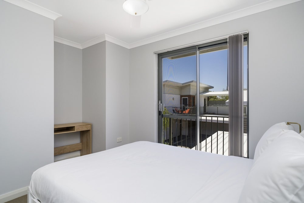 Sunny 2-bed in Quiet Location With Balcony
