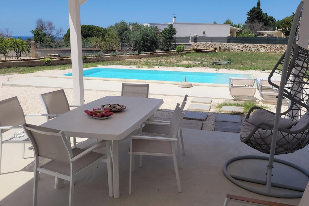Villa Pescoluse With Pool and Sea View