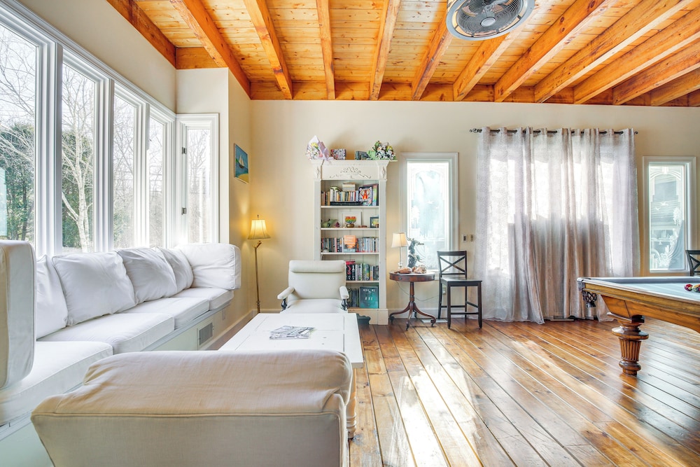 4 Mi to Danbury: Apt w/ Indoor Pool Access