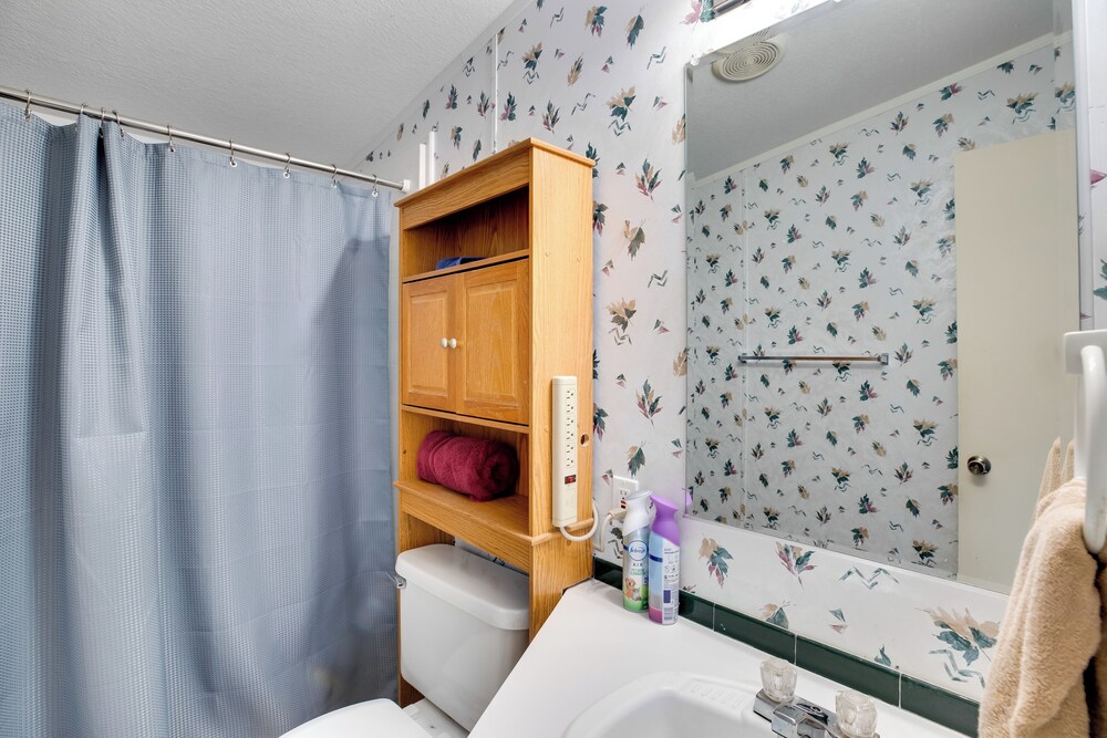 Hot Tub & Screened Patio: Getaway in Montrose!