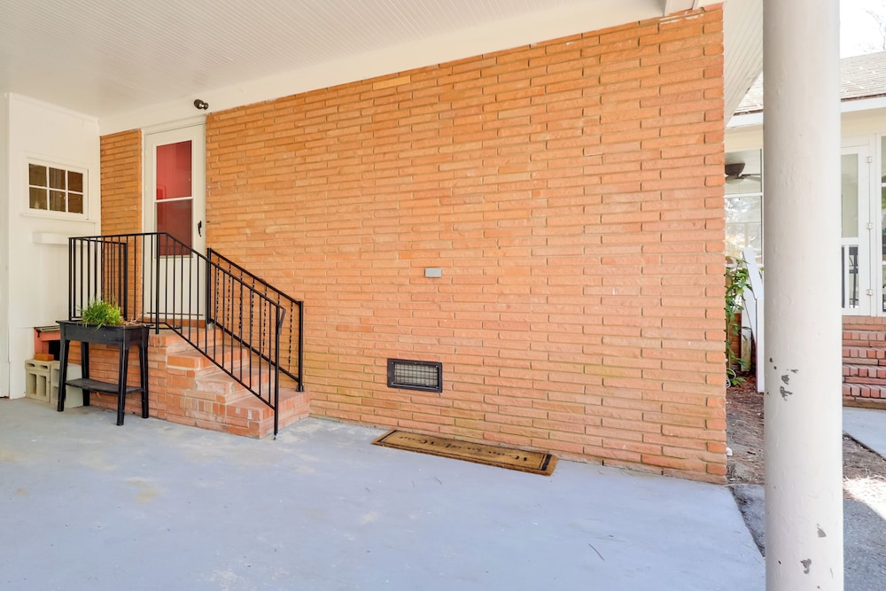< 2 Mi to Ecu: Cozy Greenville Getaway w/ Porch!