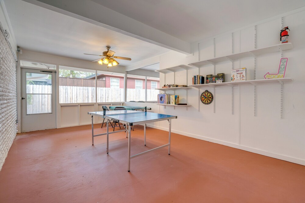 Walk to UT Austin! Charming Duplex w/ Game Room