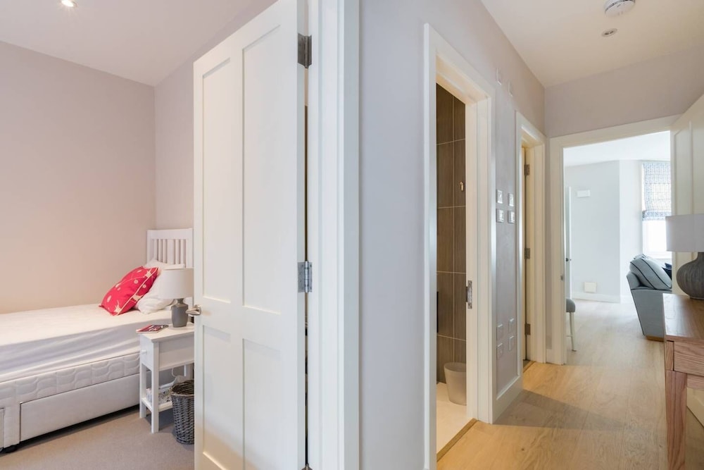 Beautiful Brook Green 2 bed Flat, Close to Tube