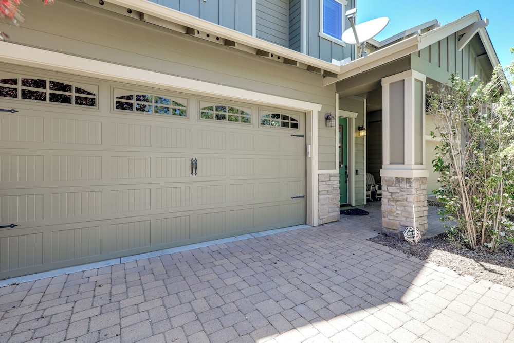 Tasteful Flagstaff Townhome w/ 2 Furnished Decks