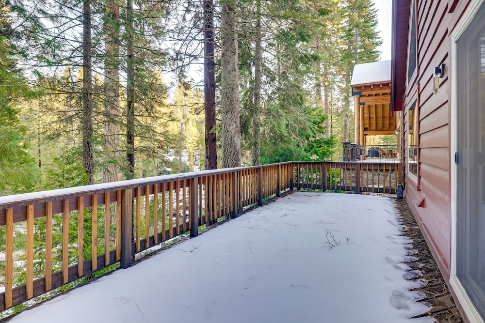 5 Mi to Dodge Ridge: Cabin in Strawberry