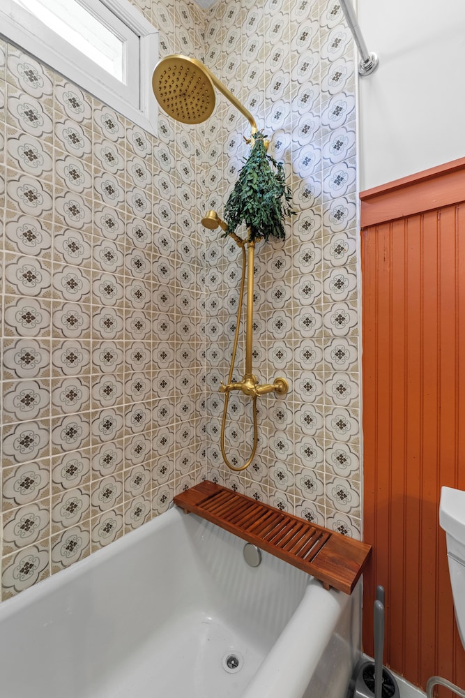 Stylish 3BR Retreat w Porch and garden